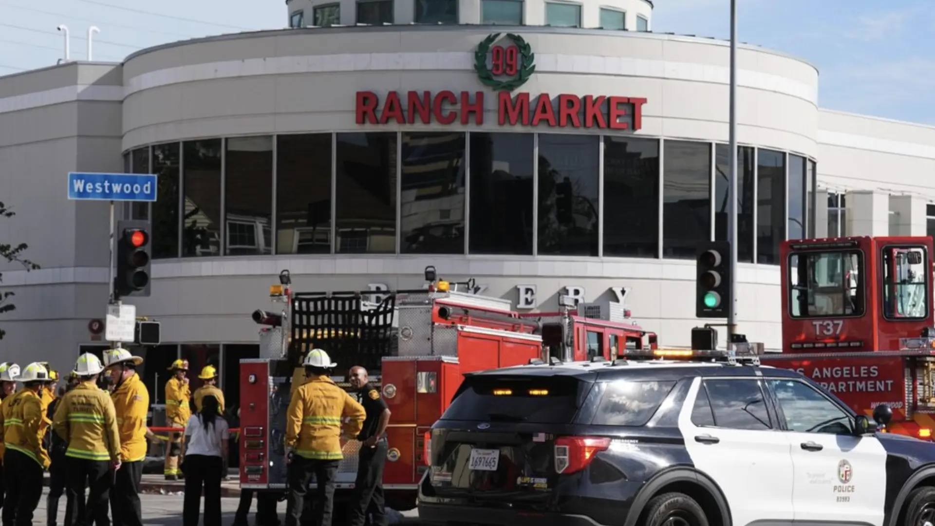 Una conductora atropella a un ciclista y deja tres muertos al empotrarse contra un supermercado en Los Ángeles