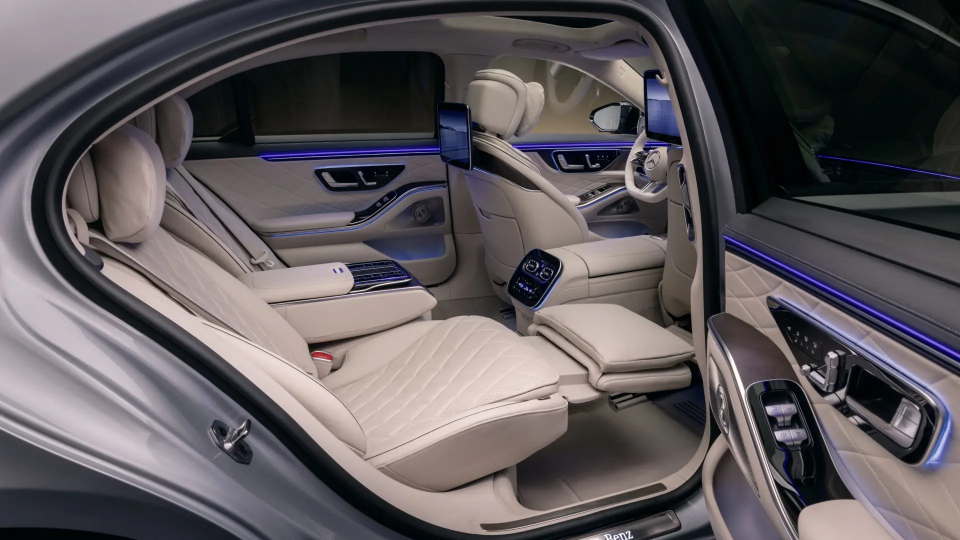 desde la estrella del capó iluminada hasta cinturones calefactados y con airbags desde la estrella del capó iluminada hasta cinturones calefactados y con airbags
