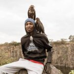 sin recursos ni hogar, dedica toda su vida a cuidar de aves