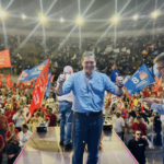 ¡Escándalo en las Ondas Digitales: Juan Carlos Pinzón Eclipsa a Shakira en Pleno Apogeo de su Concierto Legendario en el Zócalo – ¡Más de 350.000 Colombianos Eligen la Política sobre el Espectáculo Global!