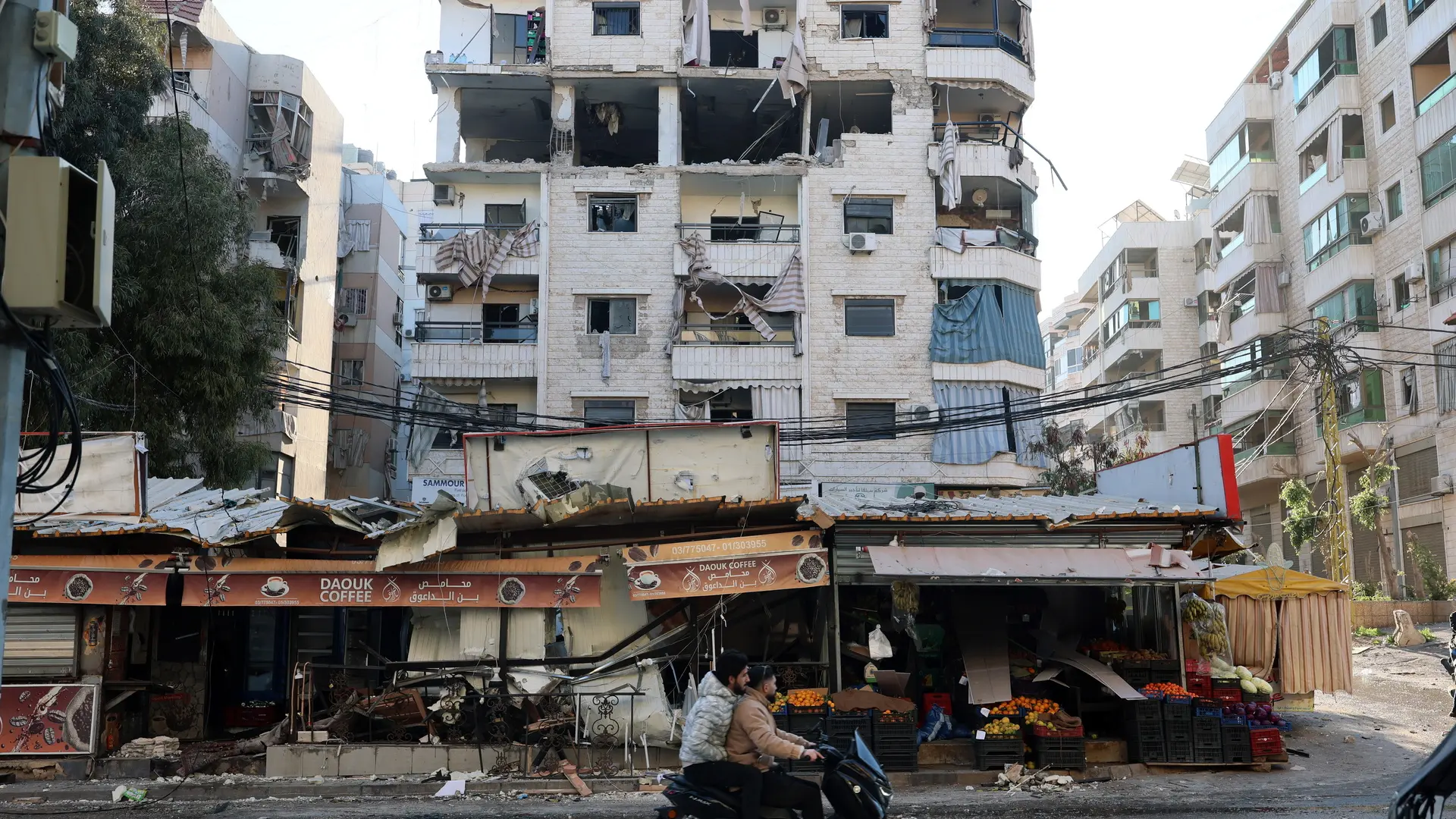 Israel lanza una ola de ataques contra Hezbolá mientras los bombardeos siguen en Teherán