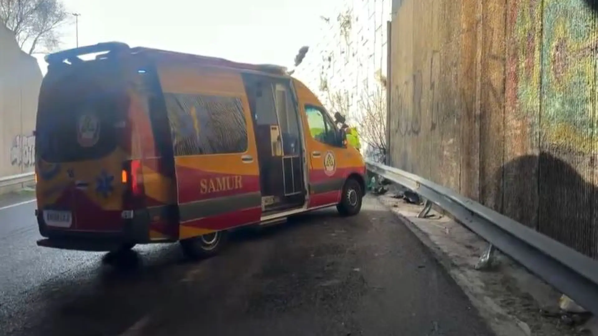 Muere un motorista en Madrid al chocar contra el muro de un túnel de la A-3 Muere un motorista en Madrid al chocar contra el muro de un túnel de la A-3