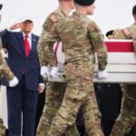 Trump recibe los restos de los seis primeros soldados de EEUU muertos en la guerra de Irán Trump recibe los restos de los seis primeros soldados de EEUU muertos en la guerra de Irán