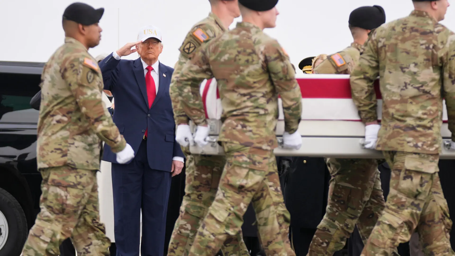 Trump recibe los restos de los seis primeros soldados de EEUU muertos en la guerra de Irán Trump recibe los restos de los seis primeros soldados de EEUU muertos en la guerra de Irán