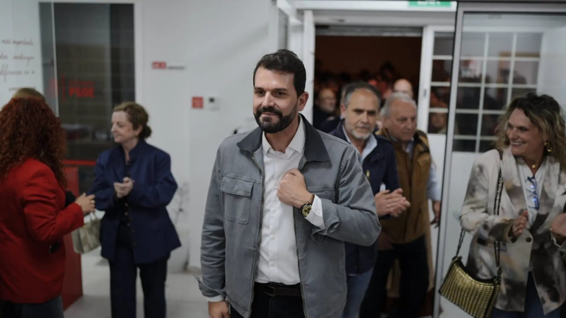 Álvaro Sánchez Cotrina gana las primarias y se convierte en el nuevo secretario general del PSOE de Extremadura Álvaro Sánchez Cotrina gana las primarias y se convierte en el nuevo secretario general del PSOE de Extremadura