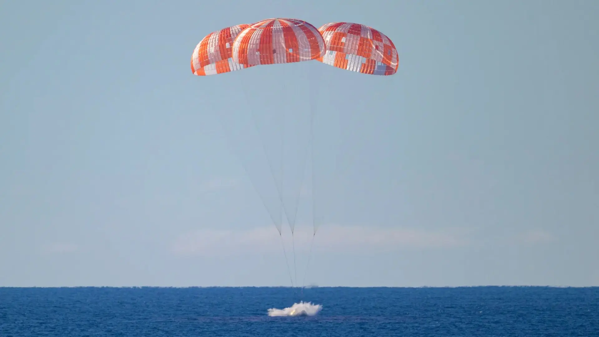 Artemis II culmina su misión con un amerizaje perfecto tras llevar de nuevo astronautas a la Luna después de medio siglo