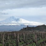 Descubre el lugar más famoso de Armenia, un monasterio prisión con viñedos a los pies del Ararat