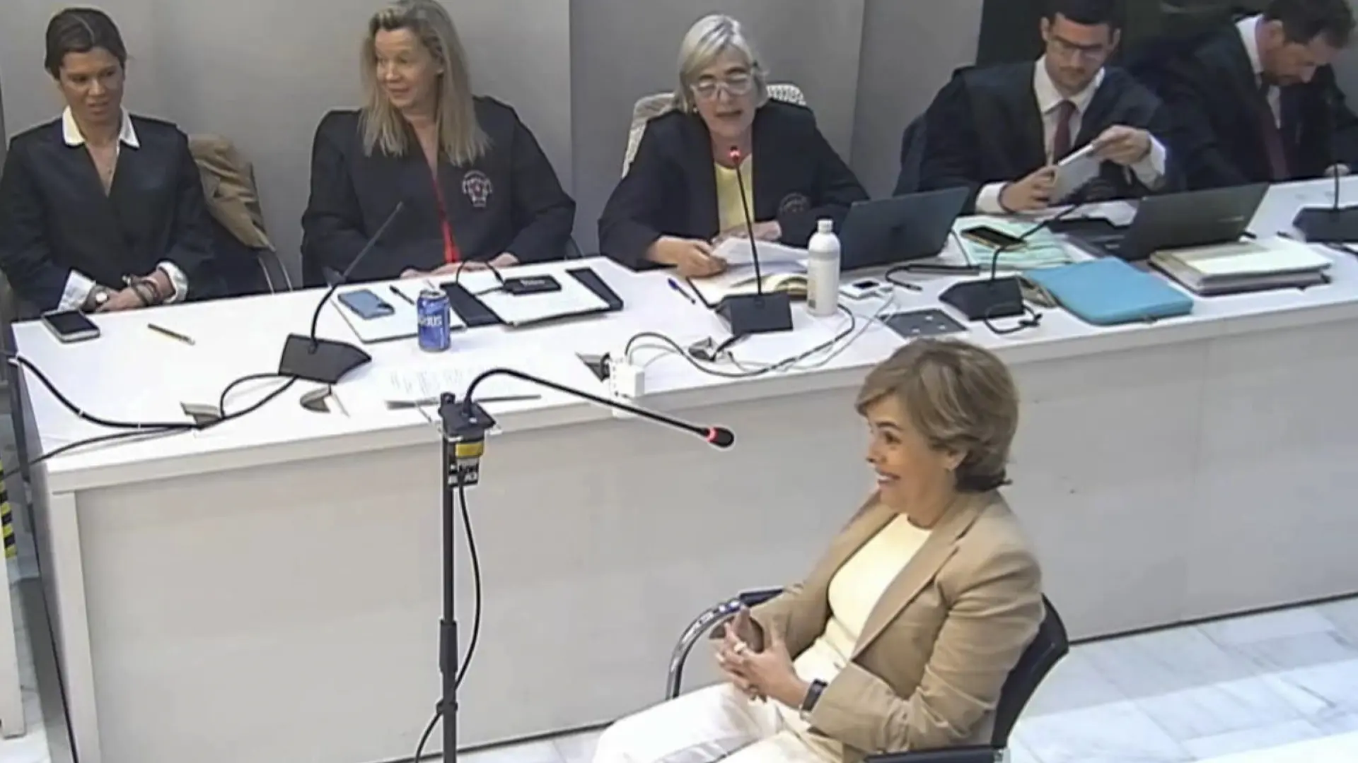 El surrealista momento de Sáenz de Santamaría al ser preguntada por un color de pelo en el caso Kitchen: «Rubio claro no…»