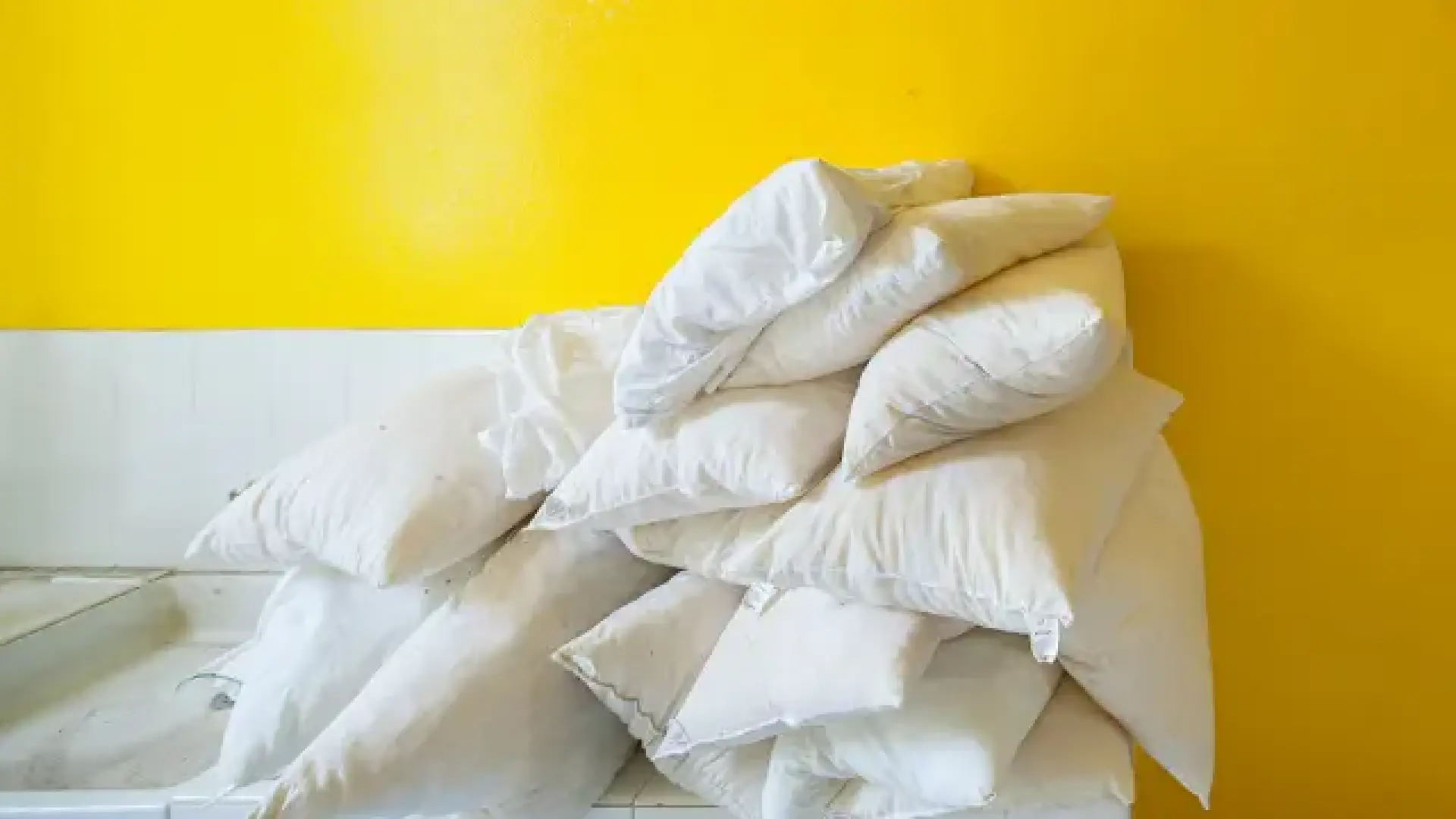 El truco casero para blanquear almohadas amarillas en minutos (sin lejía)