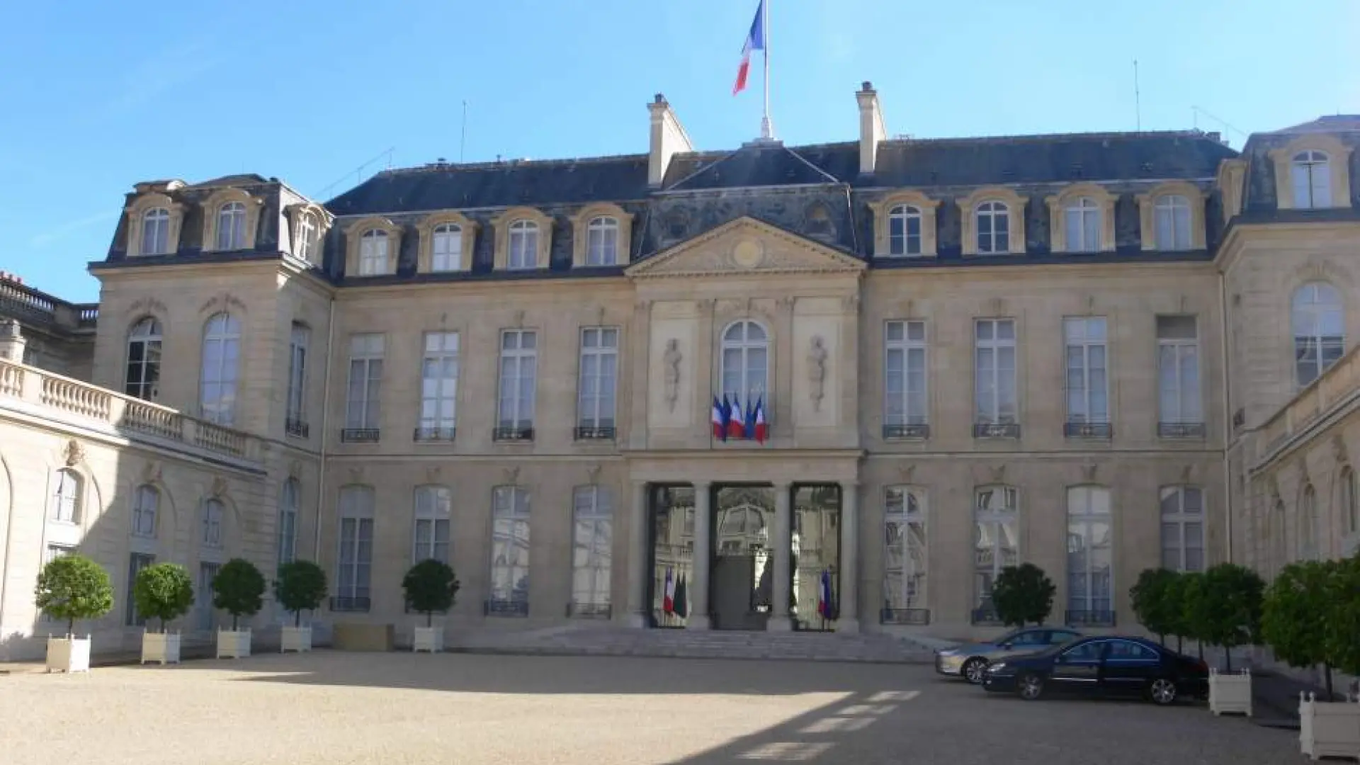 FRANCIA ROBO Condenado a un año de cárcel el mayodormo del Elíseo que robó porcelana de palacio FRANCIA ROBO Condenado a un año de cárcel el mayodormo del Elíseo que robó porcelana de palacio