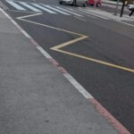 La función que cumplen las líneas en zigzag pintadas en el asfalto de algunas calles