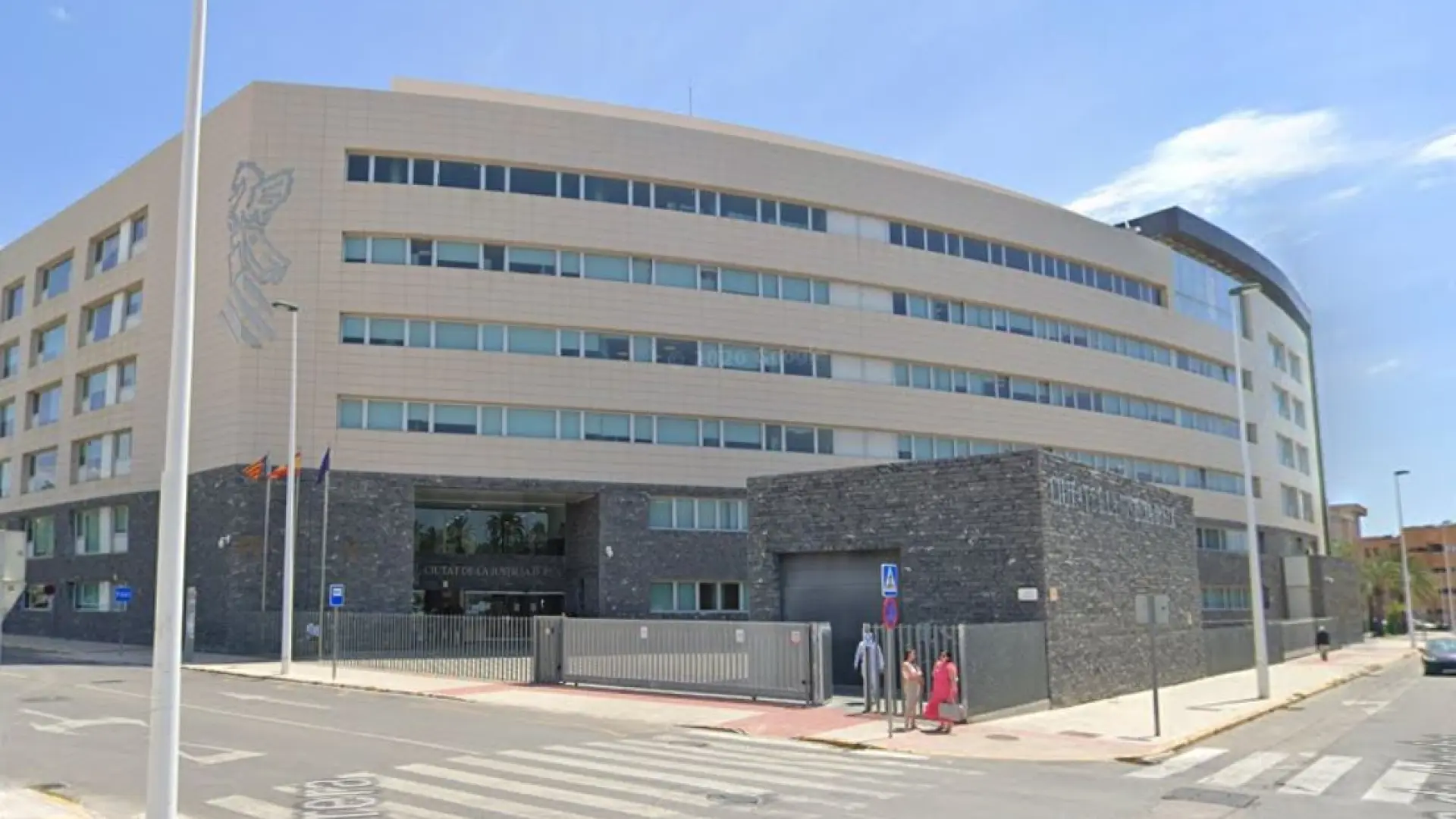 Piden cárcel a un hombre por imitar la firma del dueño fallecido de una empresa y quedarse con 1,7 millones Piden cárcel a un hombre por imitar la firma del dueño fallecido de una empresa y quedarse con 1,7 millones