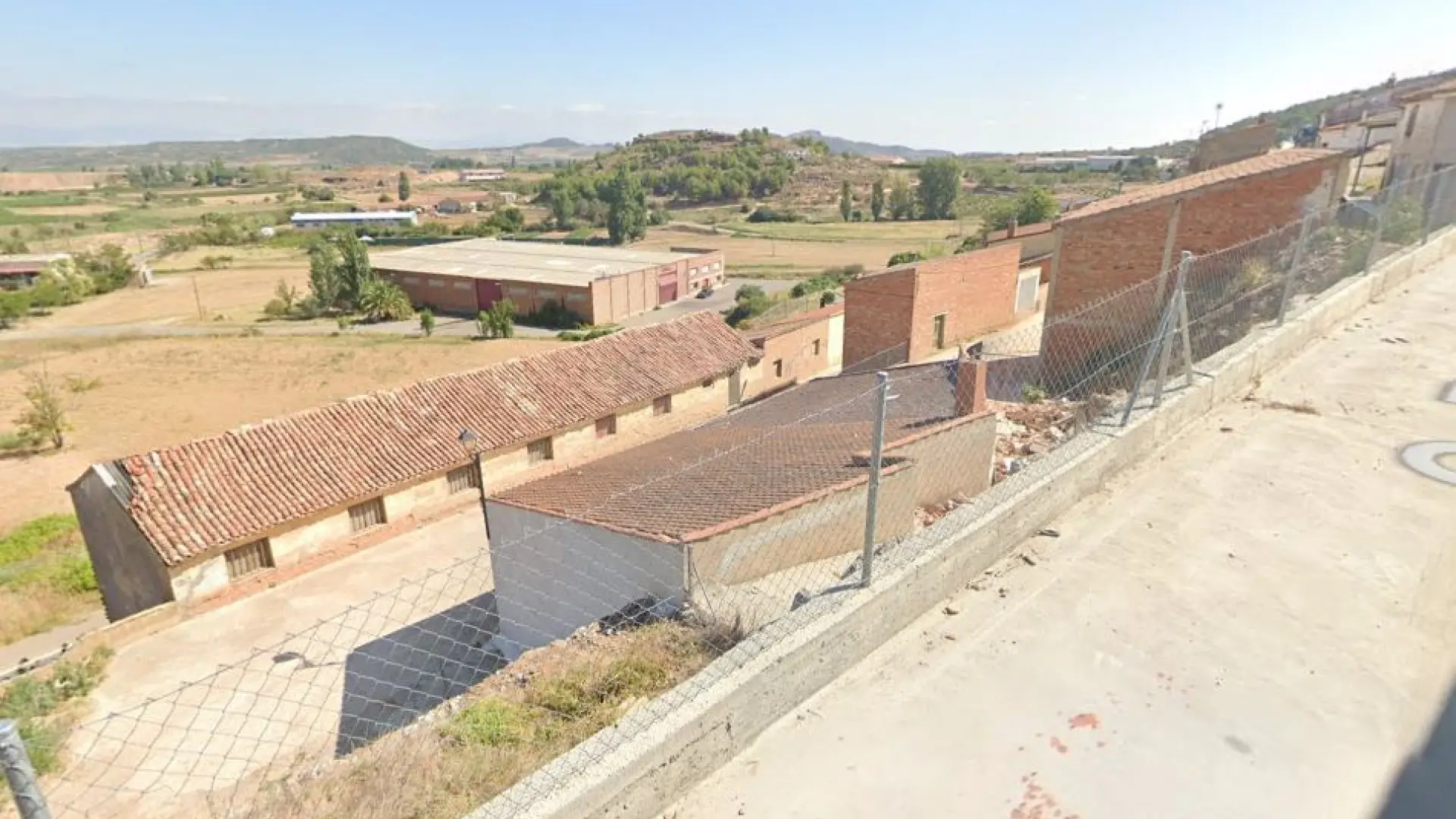 Rescatan a una mujer y a su bebé de 15 meses al caer por un agujero en La Rioja