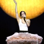 Rosalía arranca su ‘Lux Tour’ en Barcelona dirigiéndose a sus fans en catalán y con Yolanda Ramos en el ‘confesionario’