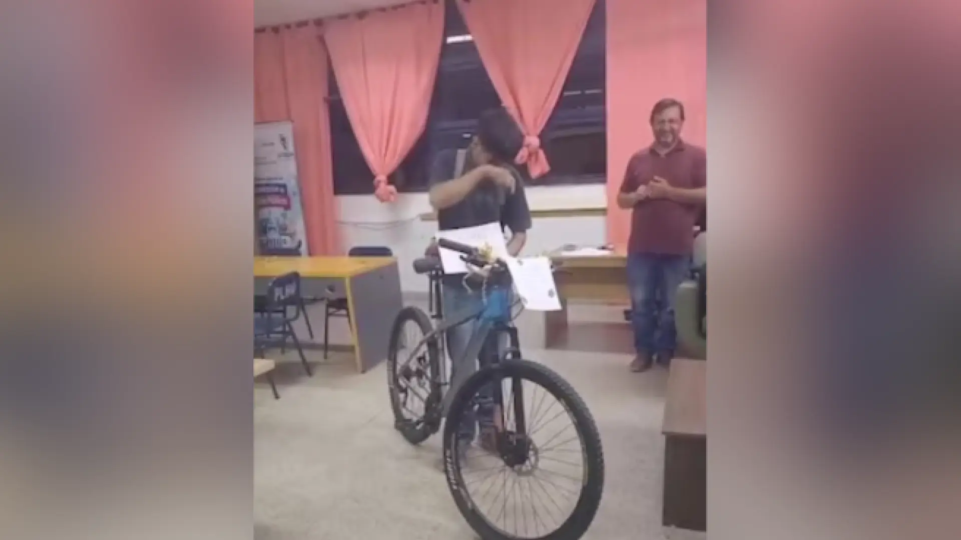 Todo el instituto se une para hacer un bonito homenaje a un estudiante que recorría 16 km para ir a clase Todo el instituto se une para hacer un bonito homenaje a un estudiante que recorría 16 km para ir a clase