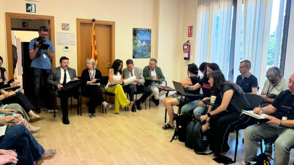 Catalunya y sindicatos docentes acuerdan una mejora salarial y convocatoria de cátedras, y ponen fin a las huelgas Catalunya y sindicatos docentes acuerdan una mejora salarial y convocatoria de cátedras, y ponen fin a las huelgas