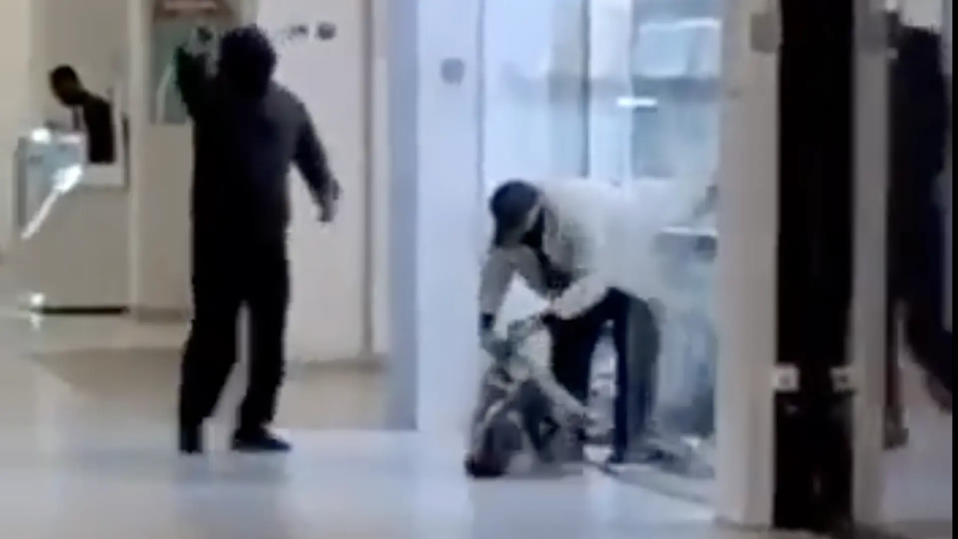 Cuatro encapuchados asaltan una joyería a martillazos en un centro comercial de Vallecas