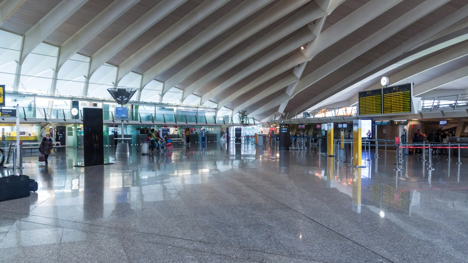 Doce menores que cogían un vuelo en Bilbao con destino Lanzarote, trasladados al hospital por una gastroenteritis leve