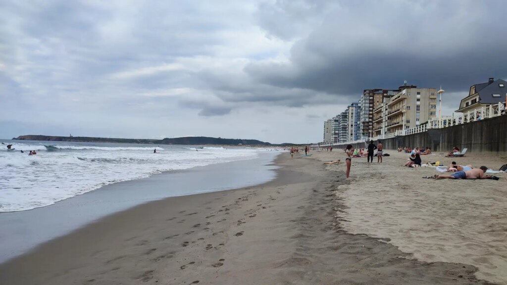 Dos surfistas realizan un rescate múltiple en una playa asturiana de Castrillón, pero no dan con un bañista que sigue desaparecido Dos surfistas realizan un rescate múltiple en una playa asturiana de Castrillón, pero no dan con un bañista que sigue desaparecido