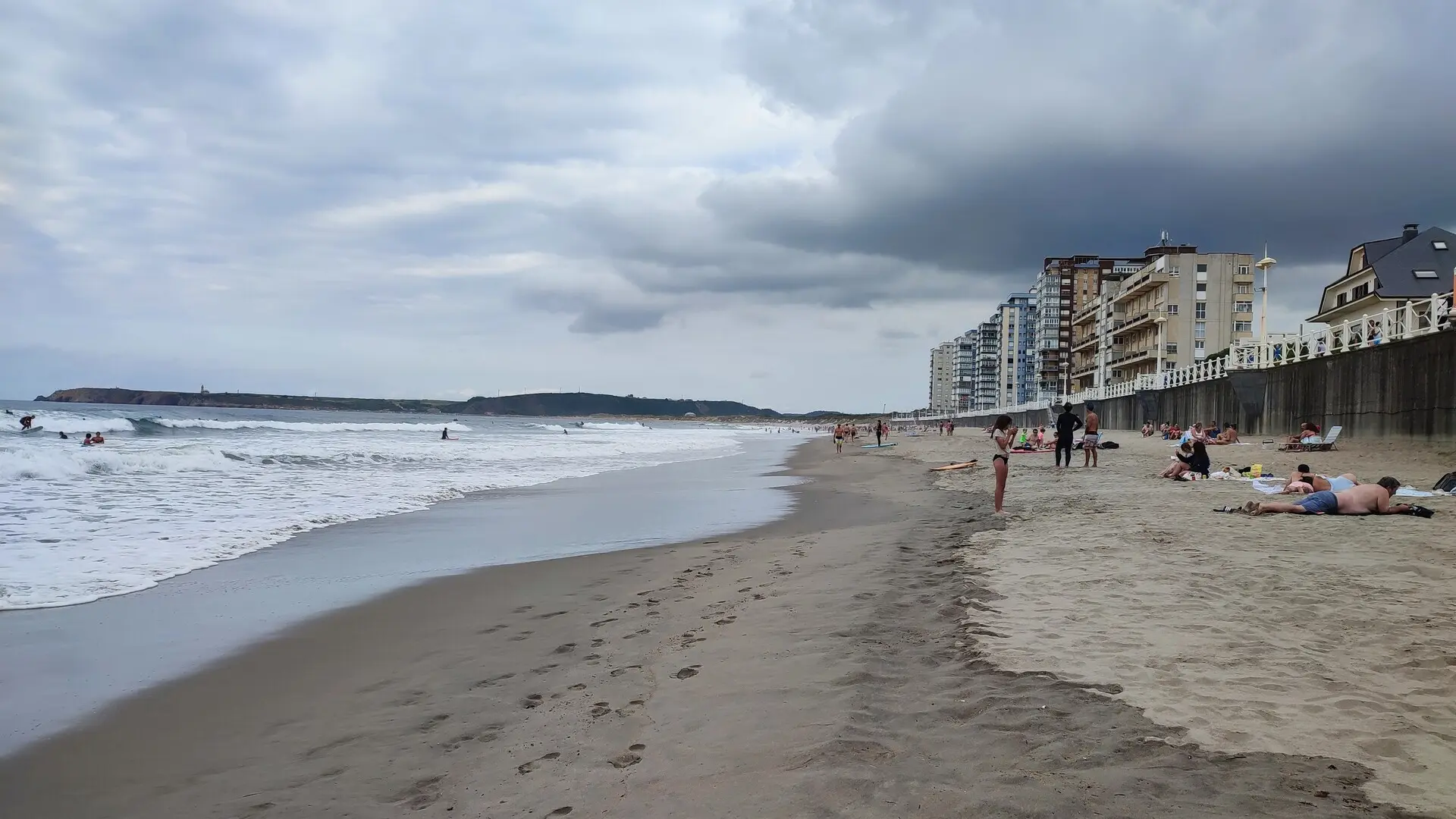 Dos surfistas realizan un rescate múltiple en una playa asturiana de Castrillón, pero no dan con un bañista que sigue desaparecido