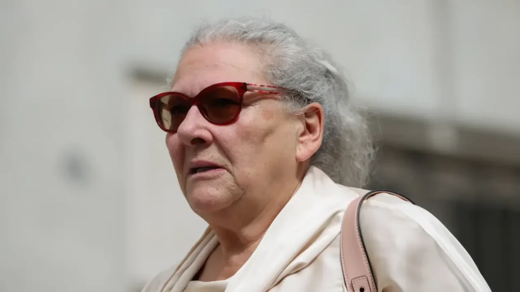 El juez sospecha que las ‘cloacas’ del PSOE ofrecieron 50.000 euros a Carmen Pano para cambiar su versión sobre las bolsas en Ferraz El juez sospecha que las ‘cloacas’ del PSOE ofrecieron 50.000 euros a Carmen Pano para cambiar su versión sobre las bolsas en Ferraz