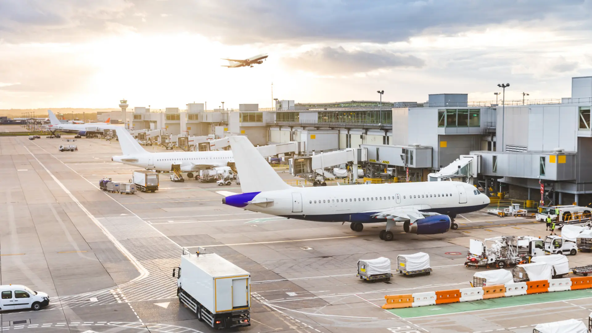 El precio de los billetes de avión se abarató un 14,4% en abril, su mayor caída desde junio de 2021 El precio de los billetes de avión se abarató un 14,4% en abril, su mayor caída desde junio de 2021