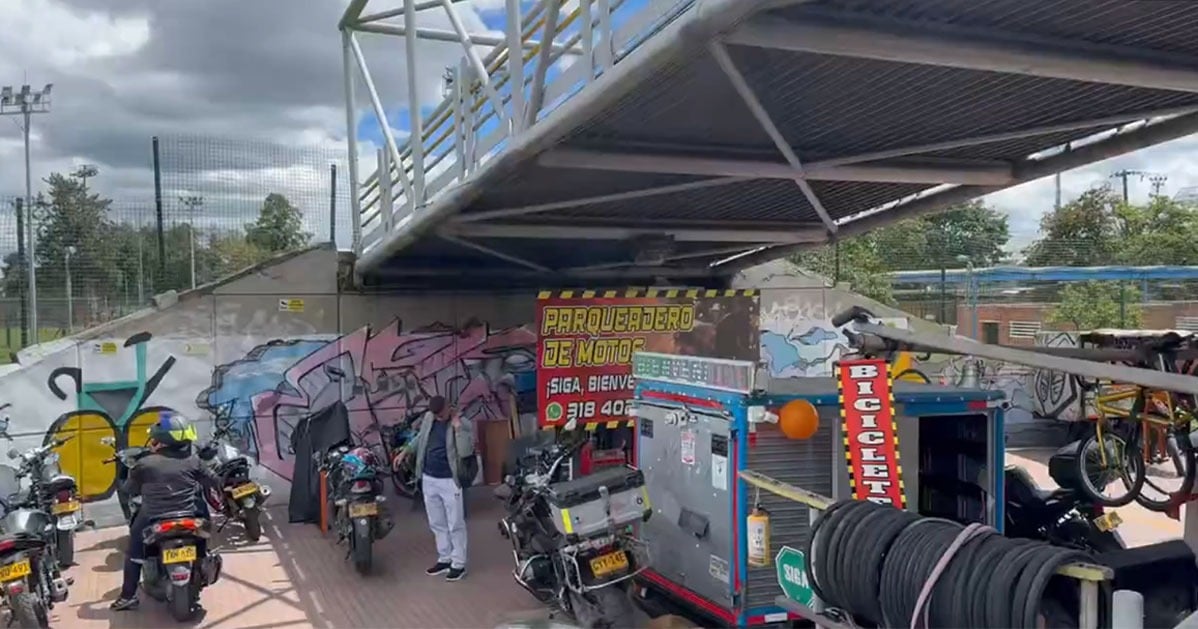 El puente de la carrera 68 entre las calles 53 y 63 invadido por un taller y parqueadero ilegal para motos El puente de la carrera 68 entre las calles 53 y 63 invadido por un taller y parqueadero ilegal para motos