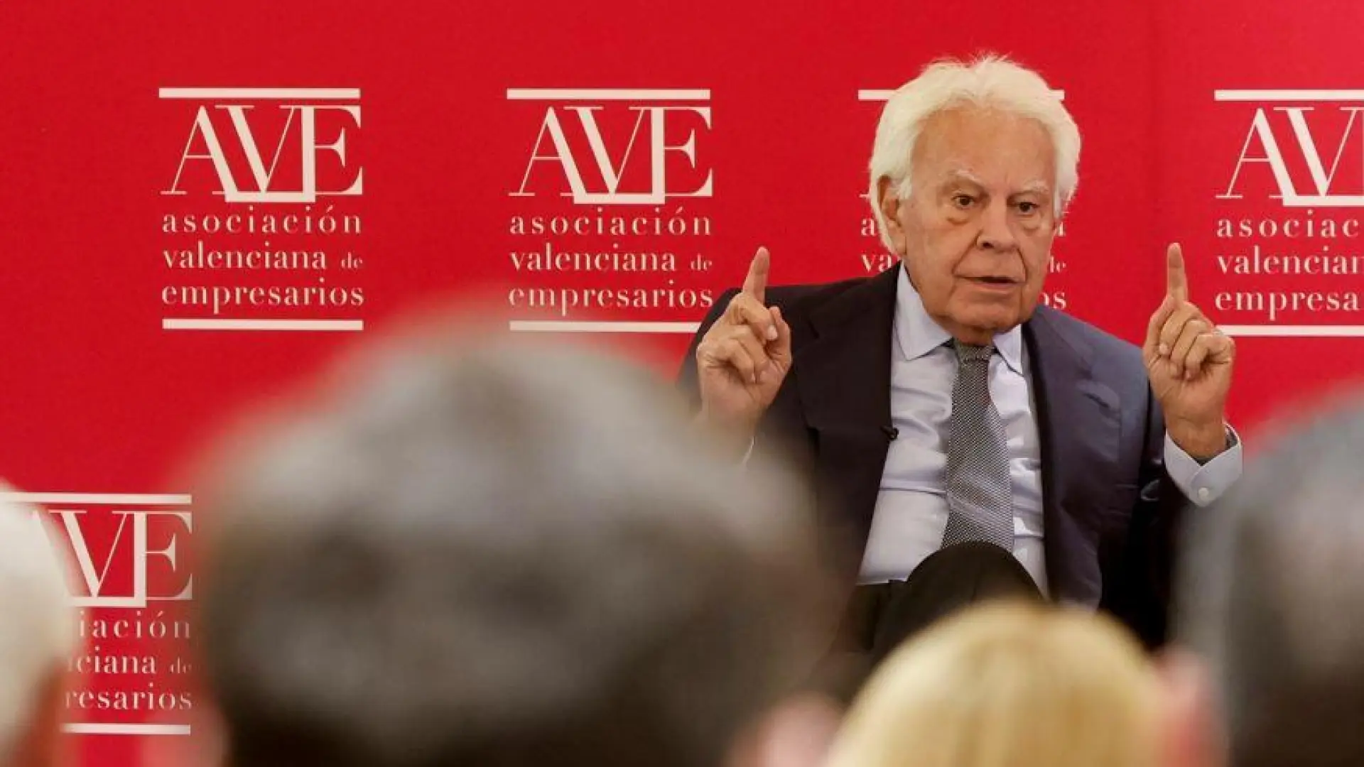 Felipe González pide elecciones en 2026 para frenar el coste político al PSOE, pero apela a la presunción de inocencia de Zapatero