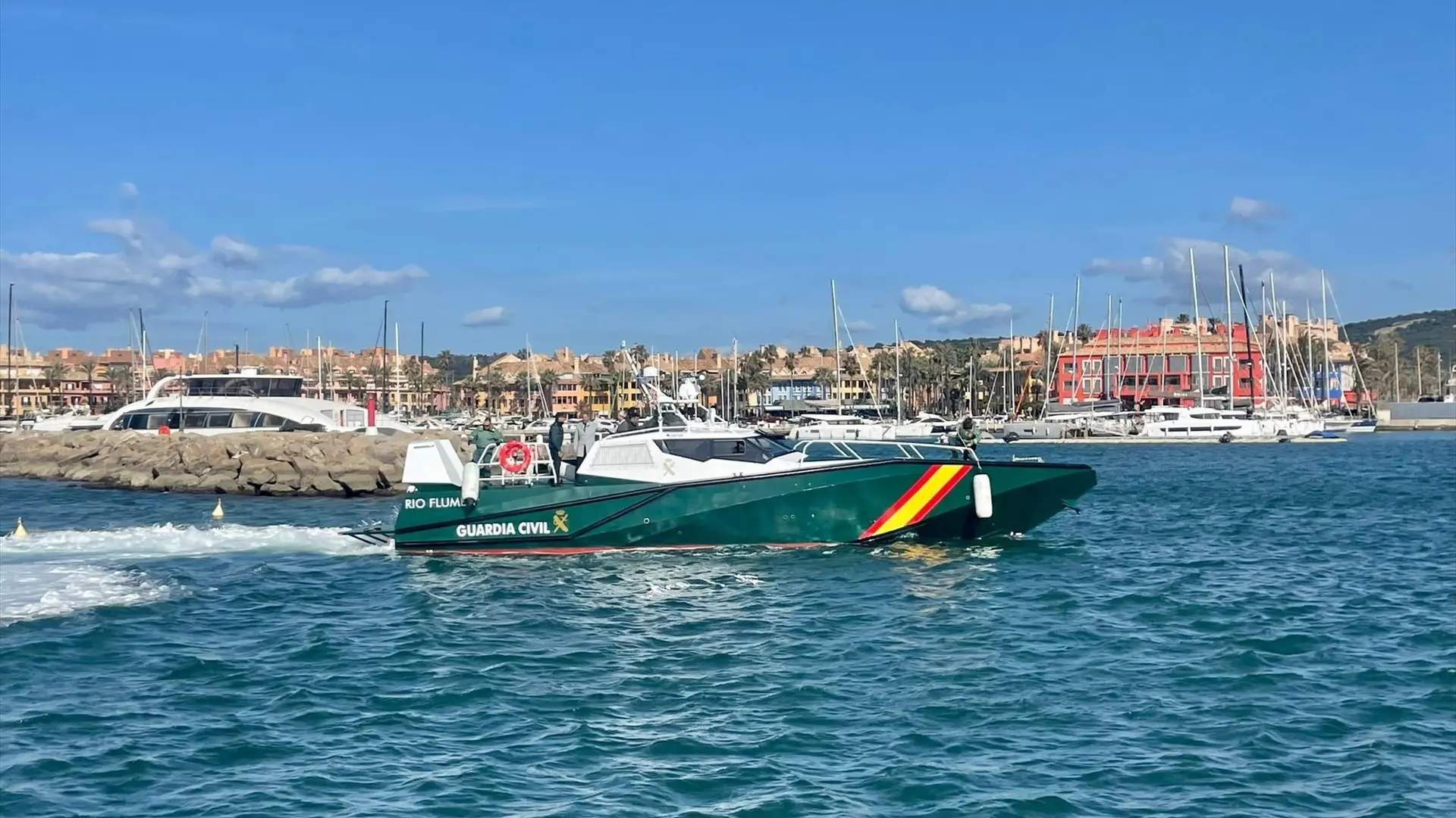 La Guardia Civil apresa en alta mar un carguero con un gigantesco alijo de cocaína La Guardia Civil apresa en alta mar un carguero con un gigantesco alijo de cocaína