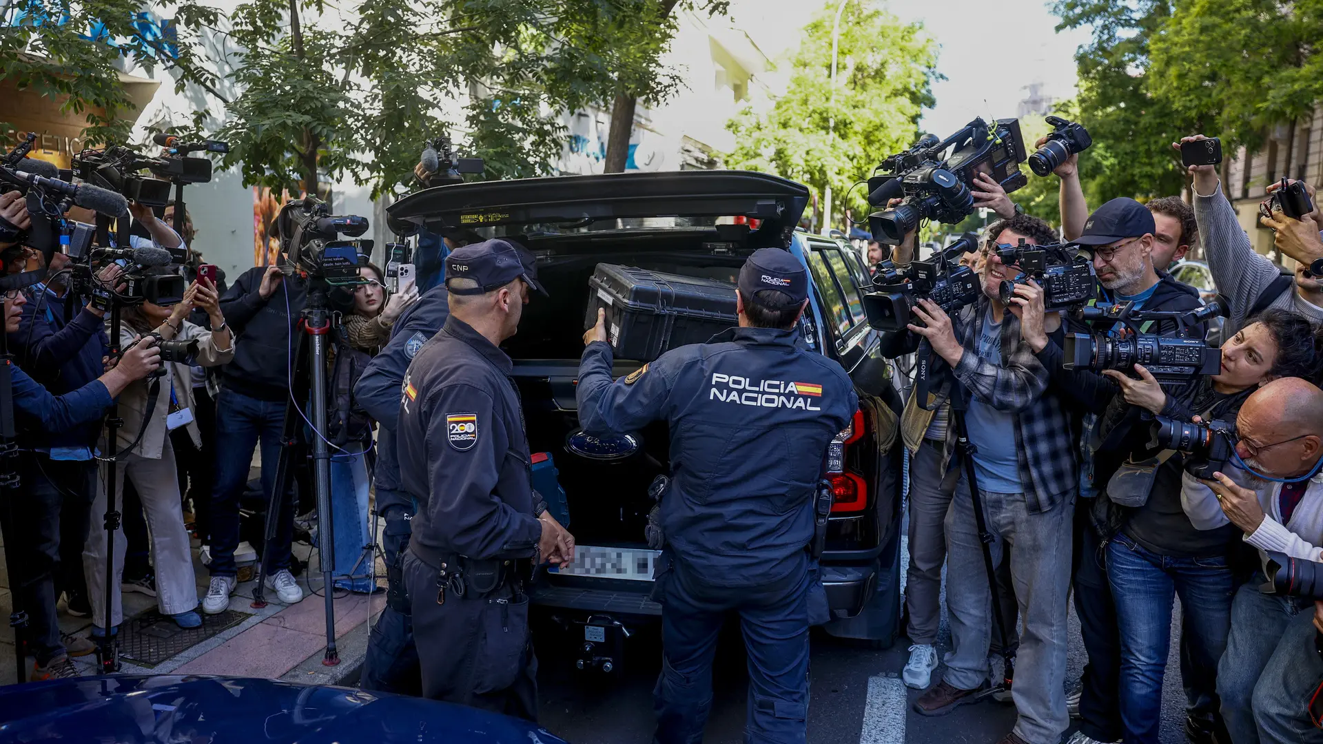 La Policía accedió a una caja fuerte en el despacho de Zapatero durante el registro a su secretaria personal