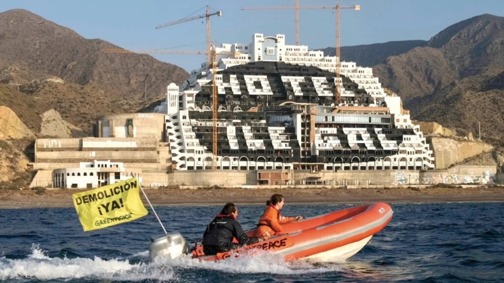 La demolición de El Algarrobico, más cerca tras avalarse la nulidad de la licencia La demolición de El Algarrobico, más cerca tras avalarse la nulidad de la licencia