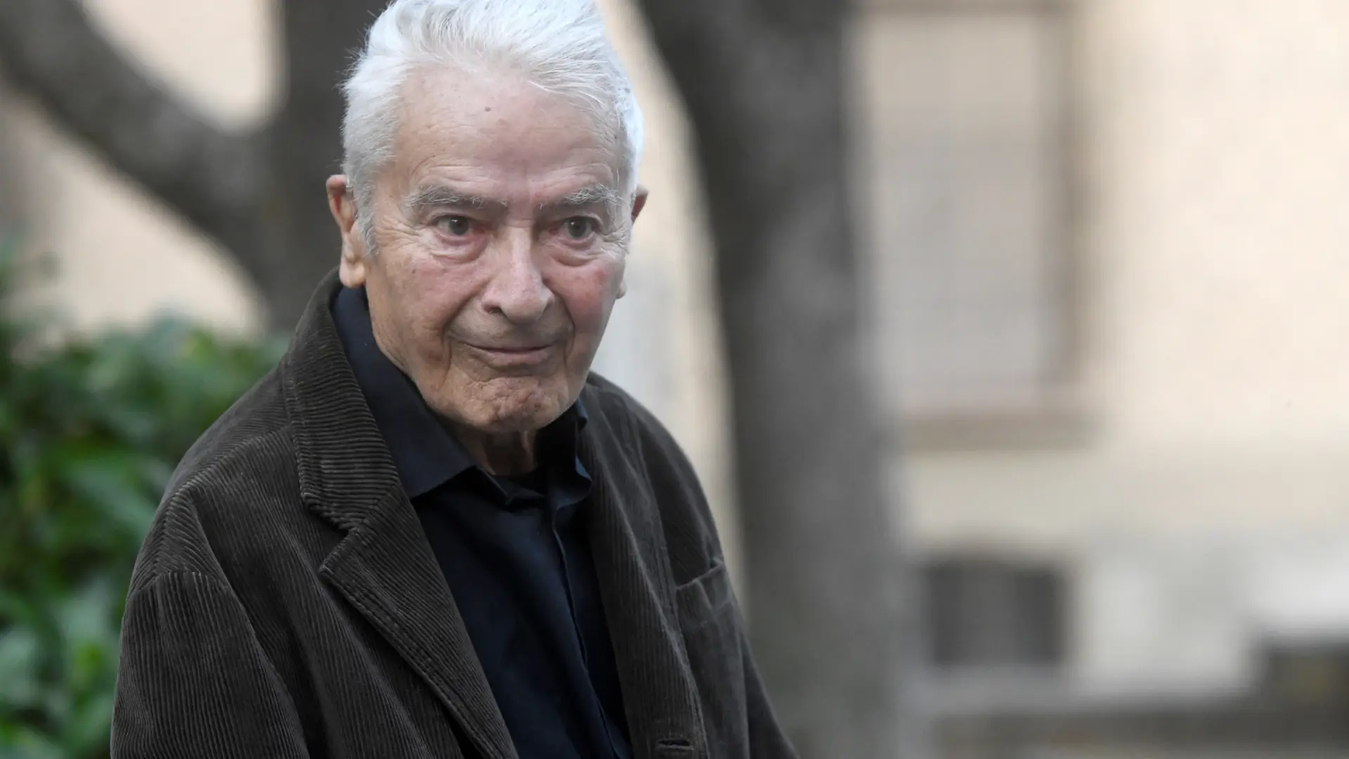 Muere José María Cruz Novillo, creador de los logos de PSOE, Correos y Renfe y la bandera de Madrid Muere José María Cruz Novillo, creador de los logos de PSOE, Correos y Renfe y la bandera de Madrid