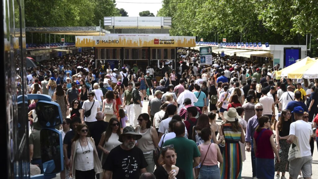 Siete escritores recomiendan sus títulos favoritos para comprar y leer en la Feria del Libro de Madrid