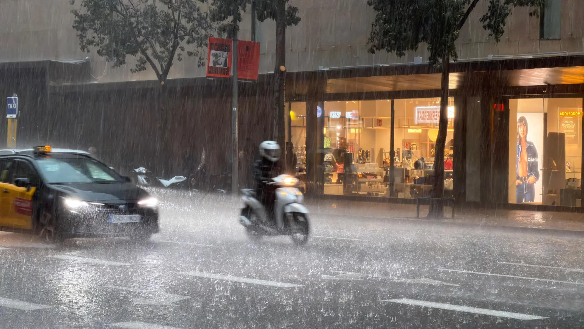 Una tormenta de granizo azota el centro de Barcelona Una tormenta de granizo azota el centro de Barcelona