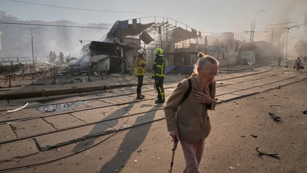 Uno de los ataques rusos más potentes contra Kiev deja al menos cuatro muertos y más de 100 heridos