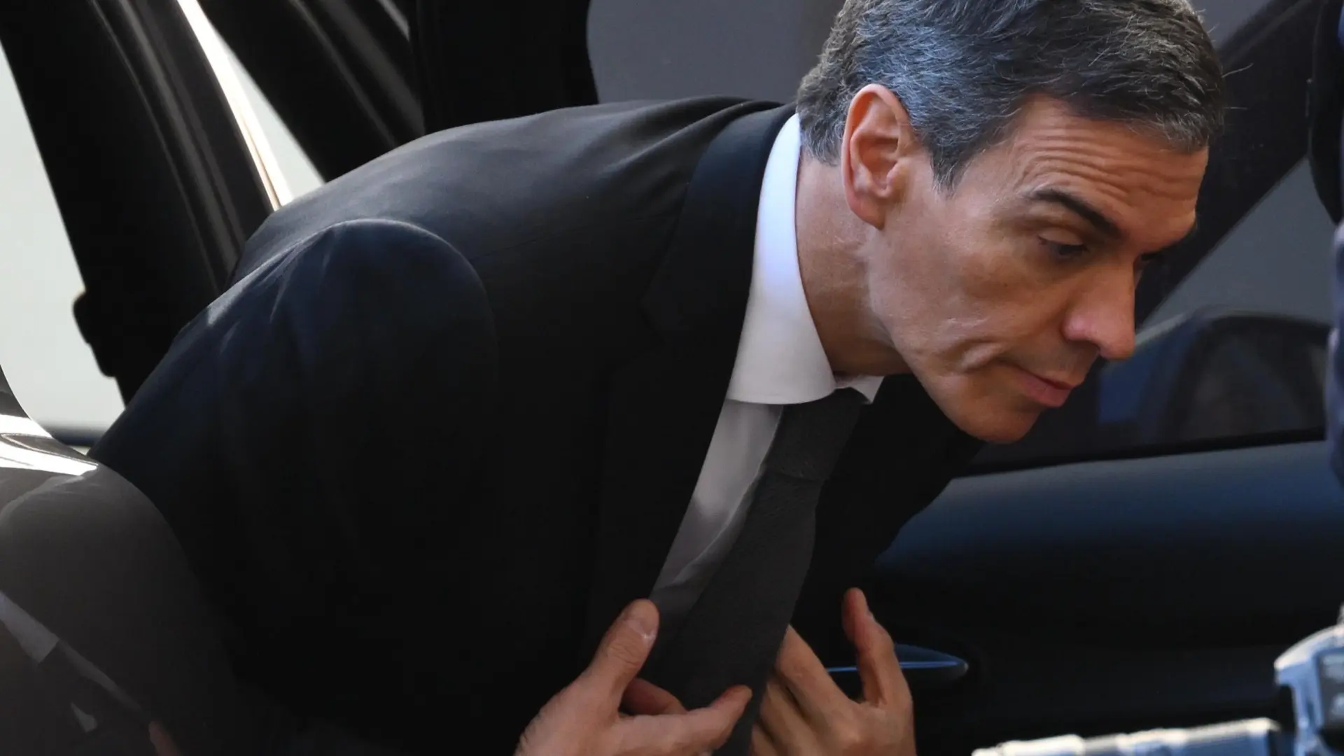 el presidente comparece en plena imputación de Zapatero y los registros de la UCO de la sede del PSOE