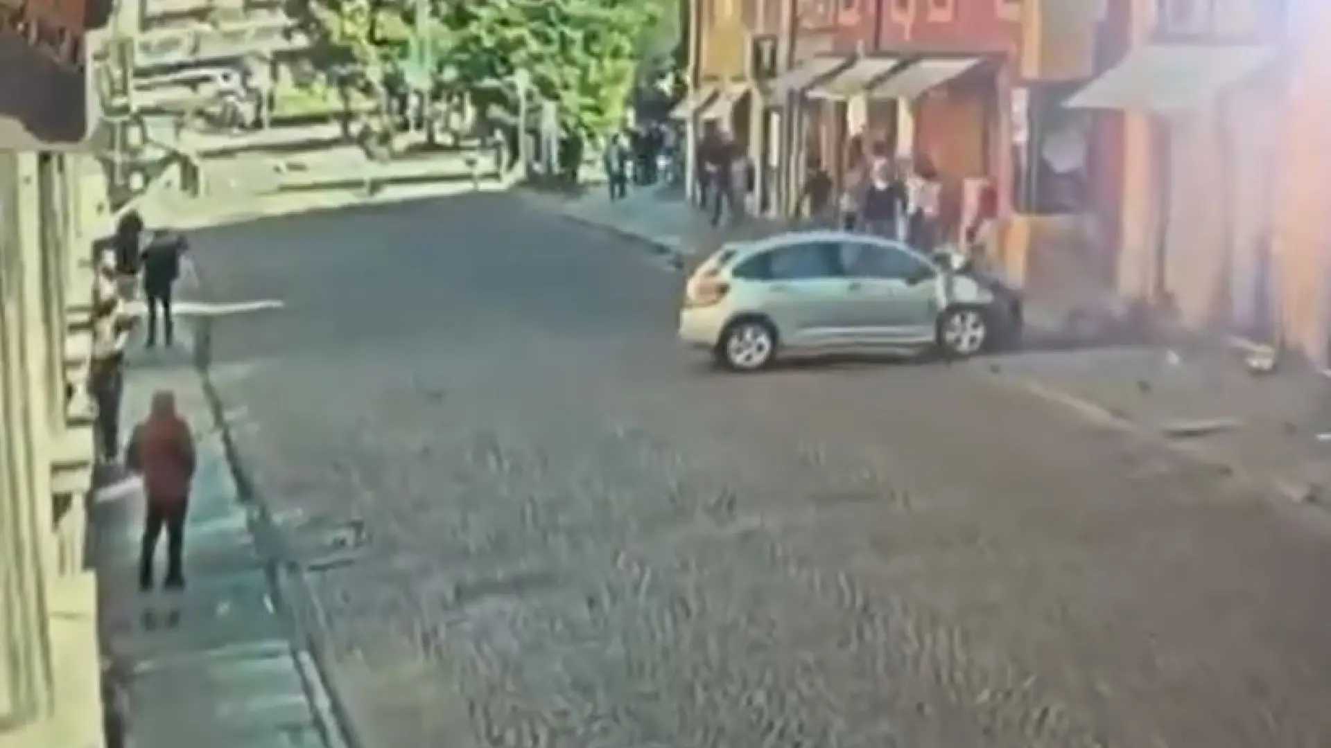 ocho heridos y el conductor reducido cuando intentaba apuñalar a gente ocho heridos y el conductor reducido cuando intentaba apuñalar a gente