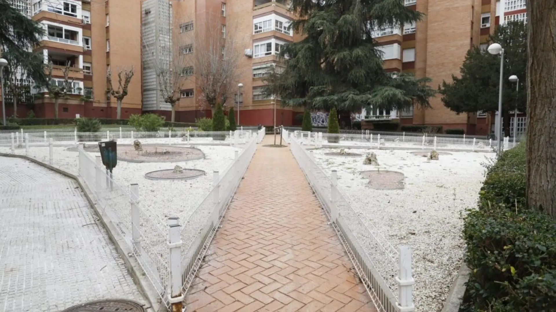 rehabilitará 13 plazas y zonas verdes para añadir 100 árboles más y sumará nuevos equipamientos