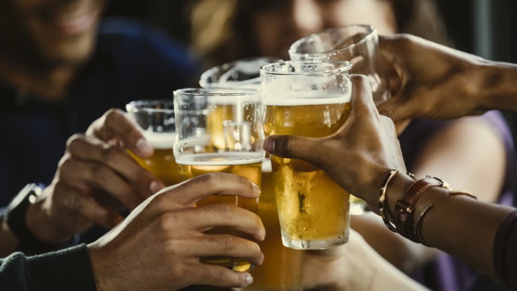 Casi cuatro de cada diez jóvenes en España dicen haber reducido su consumo de alcohol en los últimos años Casi cuatro de cada diez jóvenes en España dicen haber reducido su consumo de alcohol en los últimos años