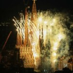 Con drones y fuegos artificiales…así ha sido el espectacular encendido de la Sagrada Familia tras la bendición del Papa León XIV