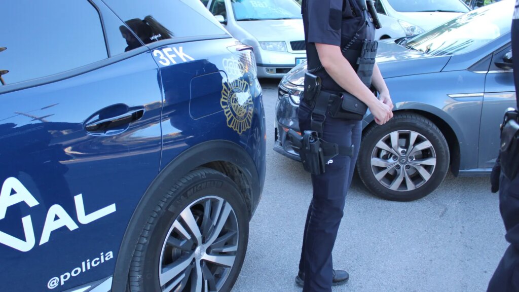 Dos policías se enfrentan a dos años de cárcel acusados de golpear a una persona que no llevaba mascarilla en Covid Dos policías se enfrentan a dos años de cárcel acusados de golpear a una persona que no llevaba mascarilla en Covid