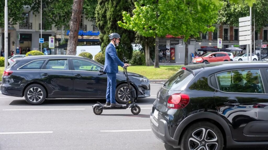 El Gobierno fija en 15 años la edad mínima para conducir patinetes eléctricos y el uso obligatorio de casco