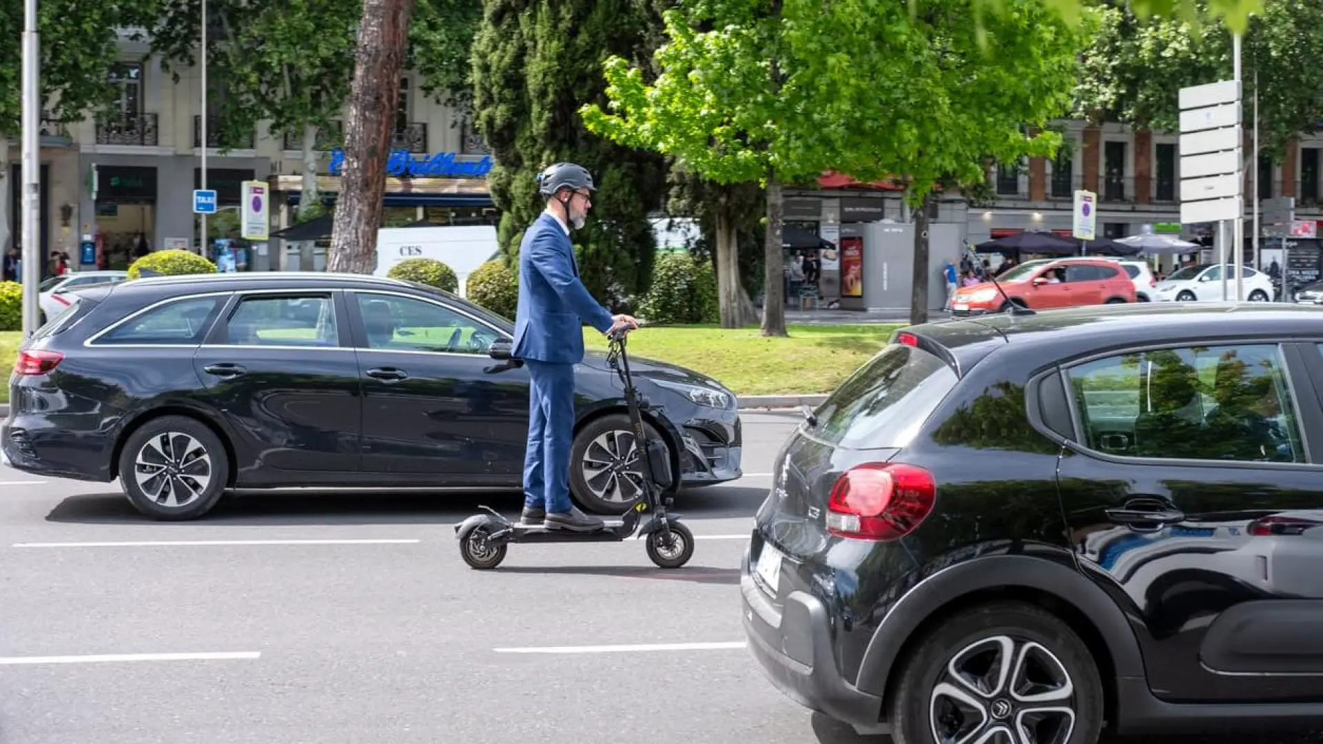 El Gobierno fija en 15 años la edad mínima para conducir patinetes eléctricos y el uso obligatorio de casco
