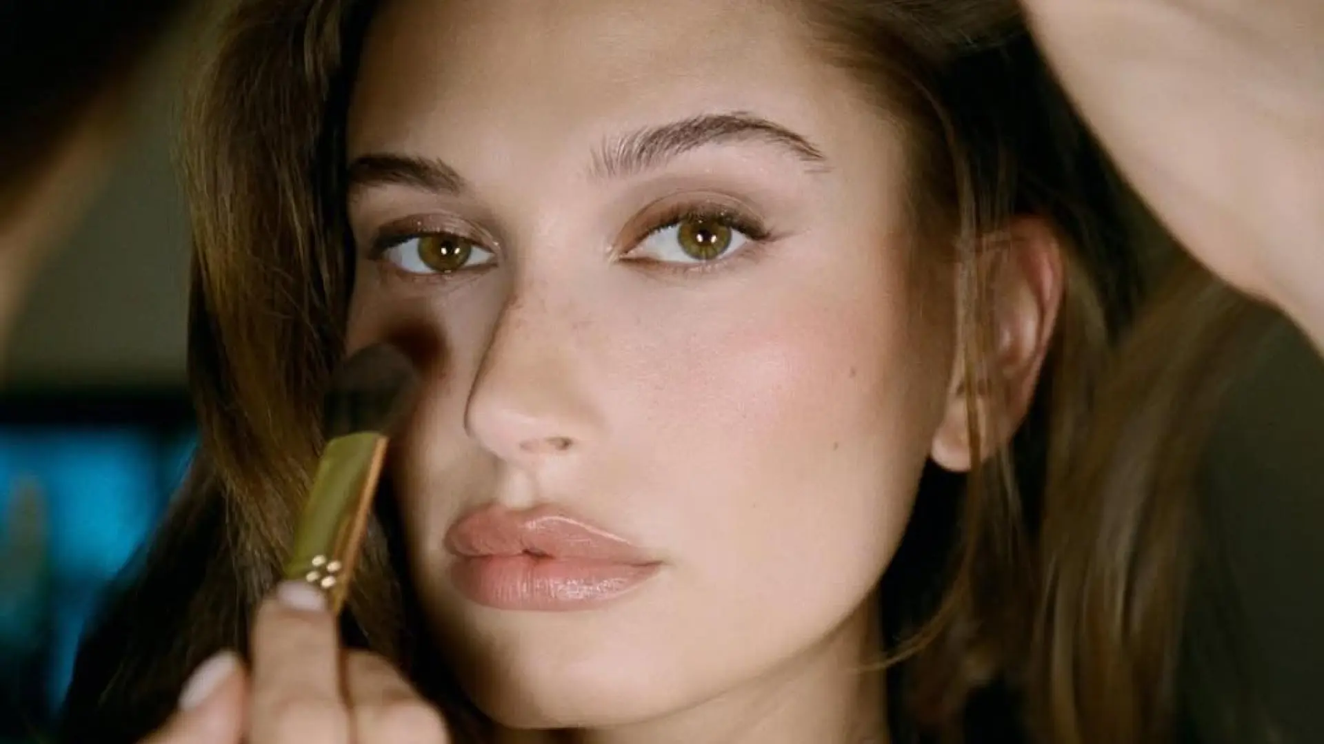 El truco de una maquilladora para que el corrector de maquillaje no se cartee ni se acumule en los pliegues