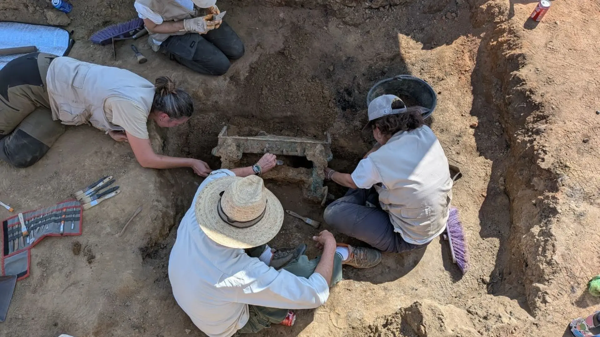 Hallan en Badajoz un carro de bronce de 2.500 años que revela el comercio de lujo entre Tarteso y el Mediterráneo: «Es único» Hallan en Badajoz un carro de bronce de 2.500 años que revela el comercio de lujo entre Tarteso y el Mediterráneo: «Es único»