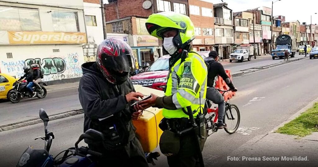 La Secretaría de Movilidad de Bogotá ha suspendido más de quinientas licencias a motociclistas en 2026