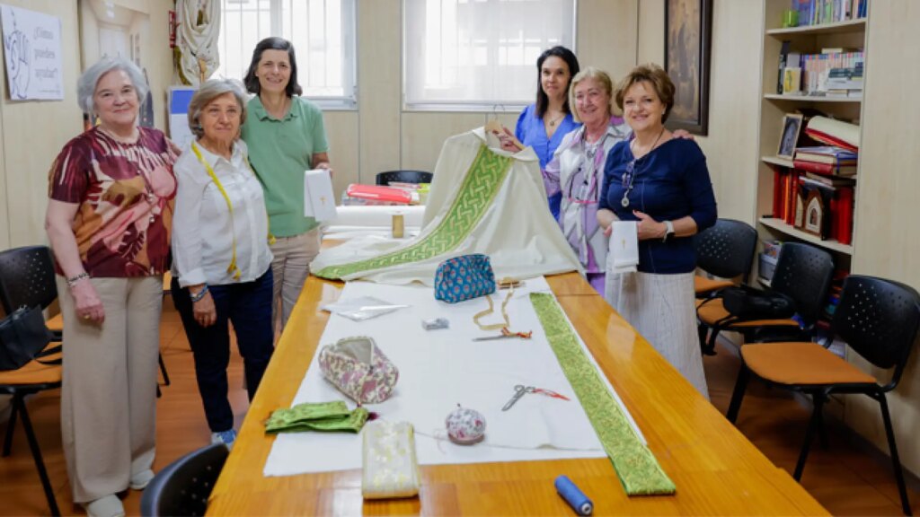 Monjas agustinas, costureras voluntarias y miles de fieles ultiman los preparativos para recibir a León XIV: «Lo hacemos de corazón» Monjas agustinas, costureras voluntarias y miles de fieles ultiman los preparativos para recibir a León XIV: «Lo hacemos de corazón»