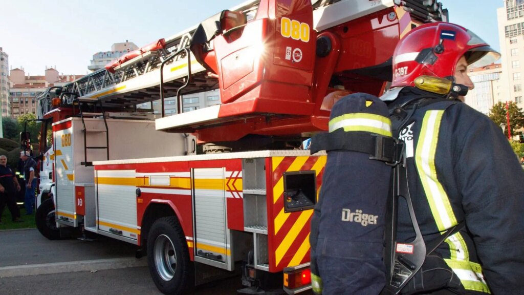 Muere una mujer en un incendio en una vivienda en A Coruña «con síntomas de asfixia y quemaduras» Muere una mujer en un incendio en una vivienda en A Coruña «con síntomas de asfixia y quemaduras»