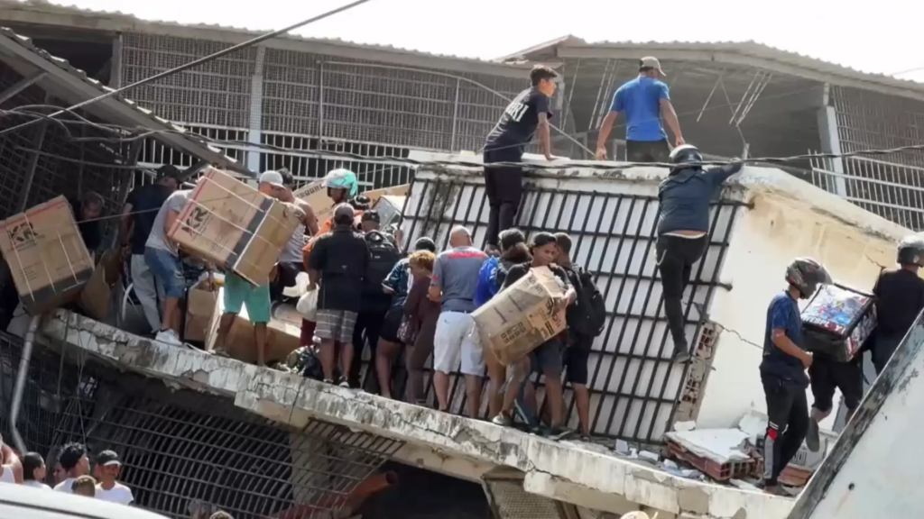 Saqueos en comercios de La Guaira, una de las zonas más afectadas tras los terremotos en Venezuela Saqueos en comercios de La Guaira, una de las zonas más afectadas tras los terremotos en Venezuela