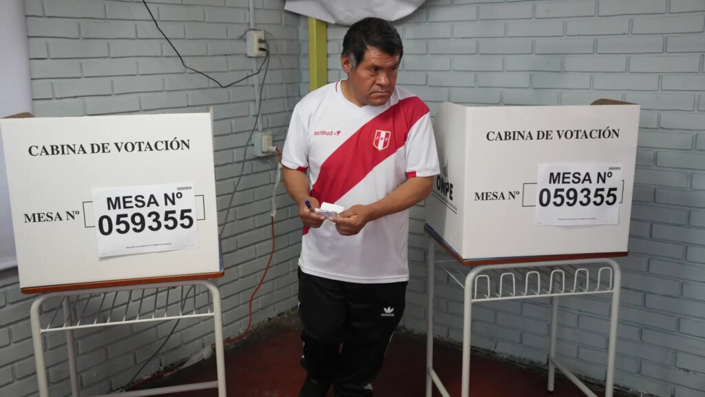 Sondeos a pie de urna en Perú dan un empate técnico con leve ventaja de Fujimori ante Sánchez Sondeos a pie de urna en Perú dan un empate técnico con leve ventaja de Fujimori ante Sánchez